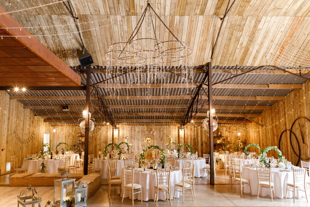 Sala de boda con altavoces y iluminación cálida