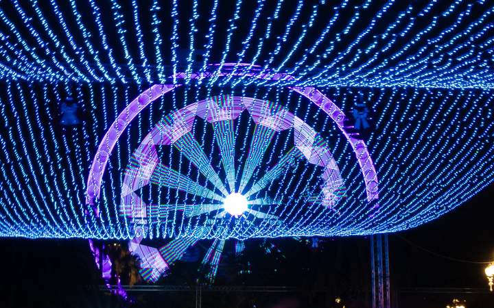 Noria iluminada de azul, con leds programados de noche